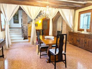 VENICE Elegant Bedroom with Private Bathroom - - 9