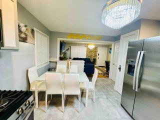 King Beds -Pet Friendly Fully Fenced Yard - Kenmore - 9