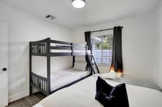 8BR-4BA Spacious House, Sleeps 20, Pool, Fenced Yd - 5