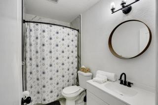 8BR-4BA Spacious House, Sleeps 20, Pool, Fenced Yd - 4