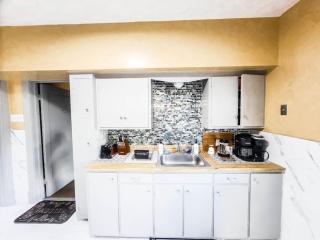 10 Mins to Airport Apt with King Beds - 4