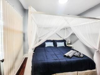 10 Mins to Airport Apt with King Beds - 1