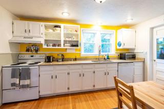 Private Bungalow with Kids Playset - Denver - 1