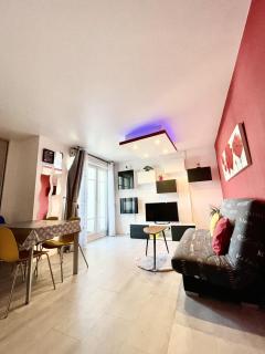 15 min walk to DisneylandParis, 5 min walk to Val d'Europe Mall and train RER A, Monyhome apartment for 4 persons - Chessy - 0