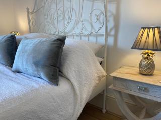 Deluxe Three Bed BnB in Henley-on-Thames near Station River & Town Centre - 7