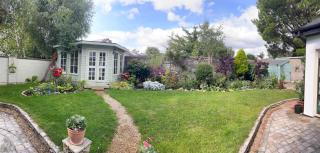 King bedroom en-suit bathroom, easy to city centre - 2