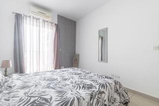 Spacious Apartment with Side Sea View - St Paul's Bay - 4