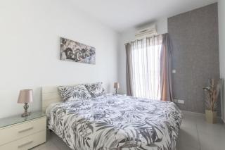 Spacious Apartment with Side Sea View - St Paul's Bay - 5