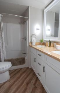 Cozy and Stylishly-Walk To The Beach - Sleeps 5 - 7