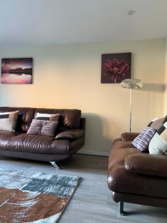 Comfy 3 bed house North Swindon - 8