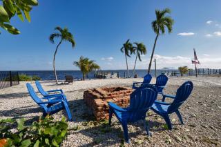 Stunning Waterfront Home with Southeast Bay Frontage - Villa Cuquita - Saint James City - 2