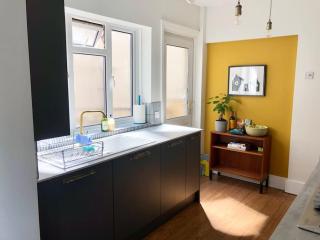Flat1Hove- renovated, 2BR, patio, beach, free onsite parking - Hove - 2