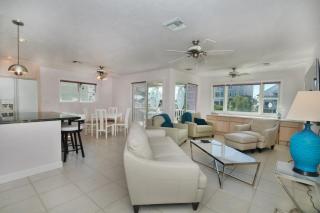 Great Beach Getaway, Beach & Pool, Sleeps 4 - 9