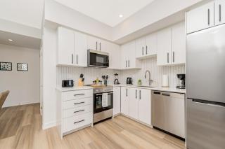 Modern High Rise King bed Condo with Private Balcony - Kitchener - 8