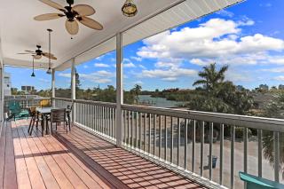 The Perfect Beach Getaway, 2 Bedroom, 2-Bath Home, Sleeps 7 - 9