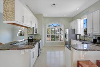 The Perfect Beach Getaway, 2 Bedroom, 2-Bath Home, Sleeps 7 - 8