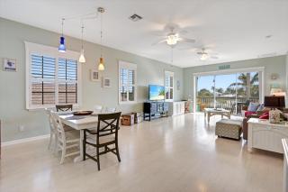 The Perfect Beach Getaway, 2 Bedroom, 2-Bath Home, Sleeps 7 - 4
