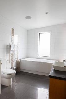 Archtecturally Designed Home with Stunning Views - Lake Hāwea - 1