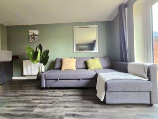 Luxury Family Retreat Near Alton Towers - Free Parking & Garden - 0