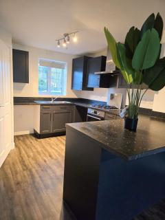 Luxury Family Retreat Near Alton Towers - Free Parking & Garden - 8