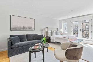 Luxe Studio with Charming Juliet Balcony - 7