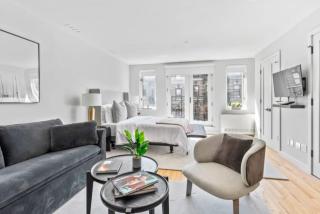 Luxe Studio with Charming Juliet Balcony - 5