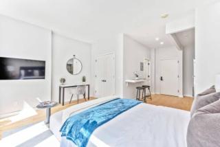 Studio w Charming Juliet Balcony in Upper East - 4