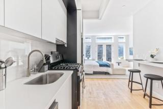 Studio w Charming Juliet Balcony in Upper East - 1