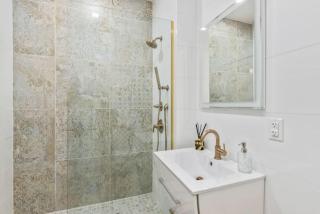 Studio w Charming Juliet Balcony in Upper East - 6