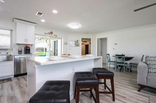 Stunning gorgeously remodeled canal-front pool home in Cape Coral - La Dolce Vita - 0