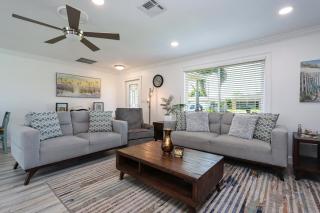 Stunning gorgeously remodeled canal-front pool home in Cape Coral - La Dolce Vita - 4