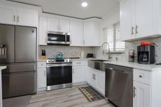 Stunning gorgeously remodeled canal-front pool home in Cape Coral - La Dolce Vita - 3