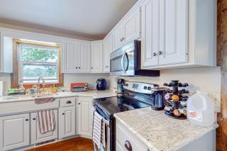 2BR Cabin w/ Shared Lake Access! - 1