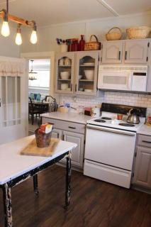 The Mountain House - An Oasis in Town! Summer Sleeps 10! - 3