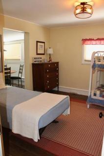 The Mountain House - An Oasis in Town! Summer Sleeps 10! - 1