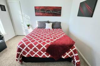 Comfortable Queen Bedroom with workspace - Lancaster - 6