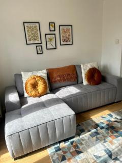 Modern 2-Bed Waterside House, Peaceful & Central - 1