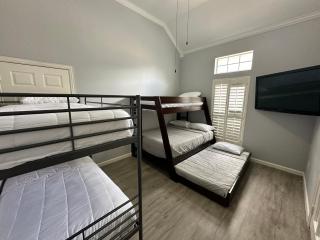 New Spacious 5-bedroom Home for Large Family - Garland - 4