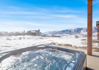 Family Home in Eden w Hot Tub and Gym - 8