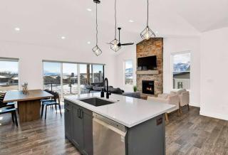 Family Home in Eden w Hot Tub and Gym - 5