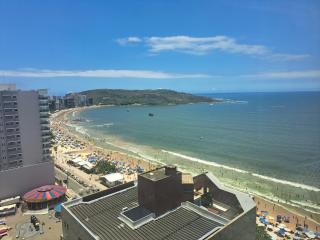 Aconchegante APARTAMENTO - Praia do Morro- Beira Mar com vista para o mar - 2 quartos , 2 banheiros, 2 vagas garagem, 1 varandas, 2 elevadores, Wi-Fi - bem localizado - 7