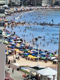 Aconchegante APARTAMENTO - Praia do Morro- Beira Mar com vista para o mar - 2 quartos , 2 banheiros, 2 vagas garagem, 1 varandas, 2 elevadores, Wi-Fi - bem localizado - 4