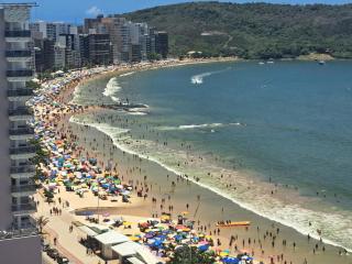 Aconchegante APARTAMENTO - Praia do Morro- Beira Mar com vista para o mar - 2 quartos , 2 banheiros, 2 vagas garagem, 1 varandas, 2 elevadores, Wi-Fi - bem localizado - 5