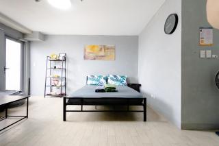 Cubao Manhattan Plaza Residential Condo T139G - HUGE Studio with Pool, Kitchen & Balcony, Walk Distance to Araneta Coliseum LRT MRT Malls in Cubao Quezon City - Staycations by SMS - Manila - 0