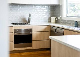 400m walk to Main Beach! Garage - BBQ - Patio - 6