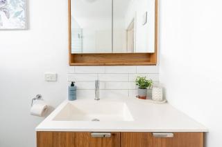 400m walk to Main Beach! Garage - BBQ - Patio - 2