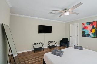 Amazing 4BR 2BA Winter Home with Pool & Game-Movie Room - Texas City - 3