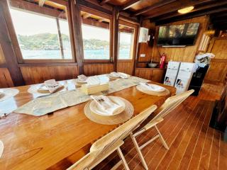 Leticia Liveaboard - Labuan Bajo - 8