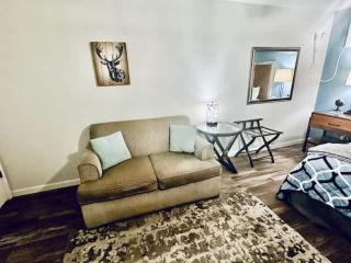 Creature Comforts Suite-Private Hot Tub-Sleeps 2 - Ahwahnee - 6
