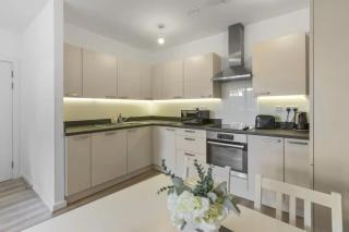 Centrally Located - Modern - 2Bed - 2Bath Apartment - London - 6
